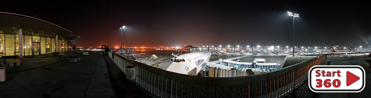 Besucherterrasse bei Nacht